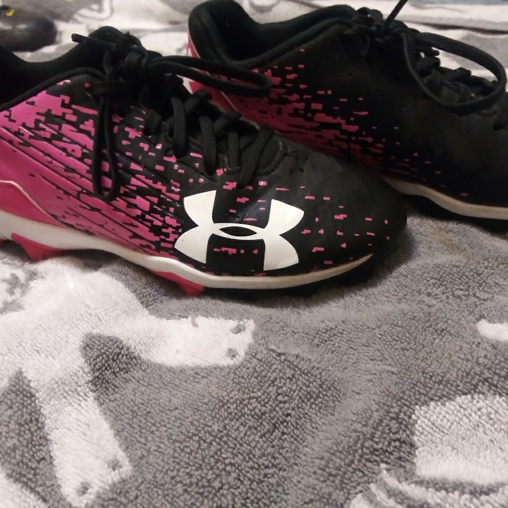 Under armor softball shoe